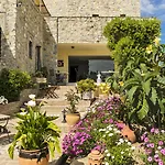 Castillo De Monda