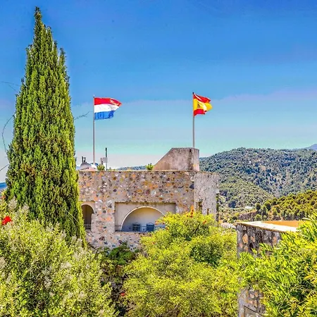 Castillo De 4* مونذا